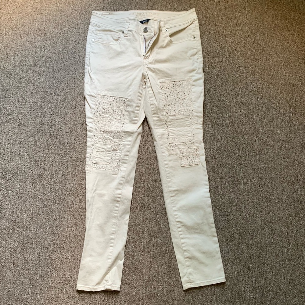American Eagle white stretch skinny jeans in a size 8